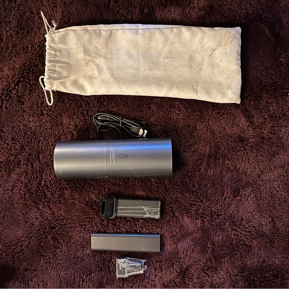 Mini vacuum like new - Picture 4 of 4